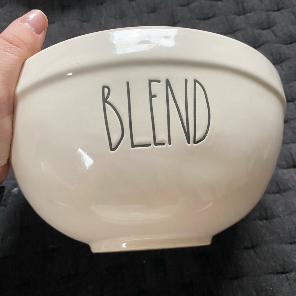 Rae Dunn mixing bowl 8”